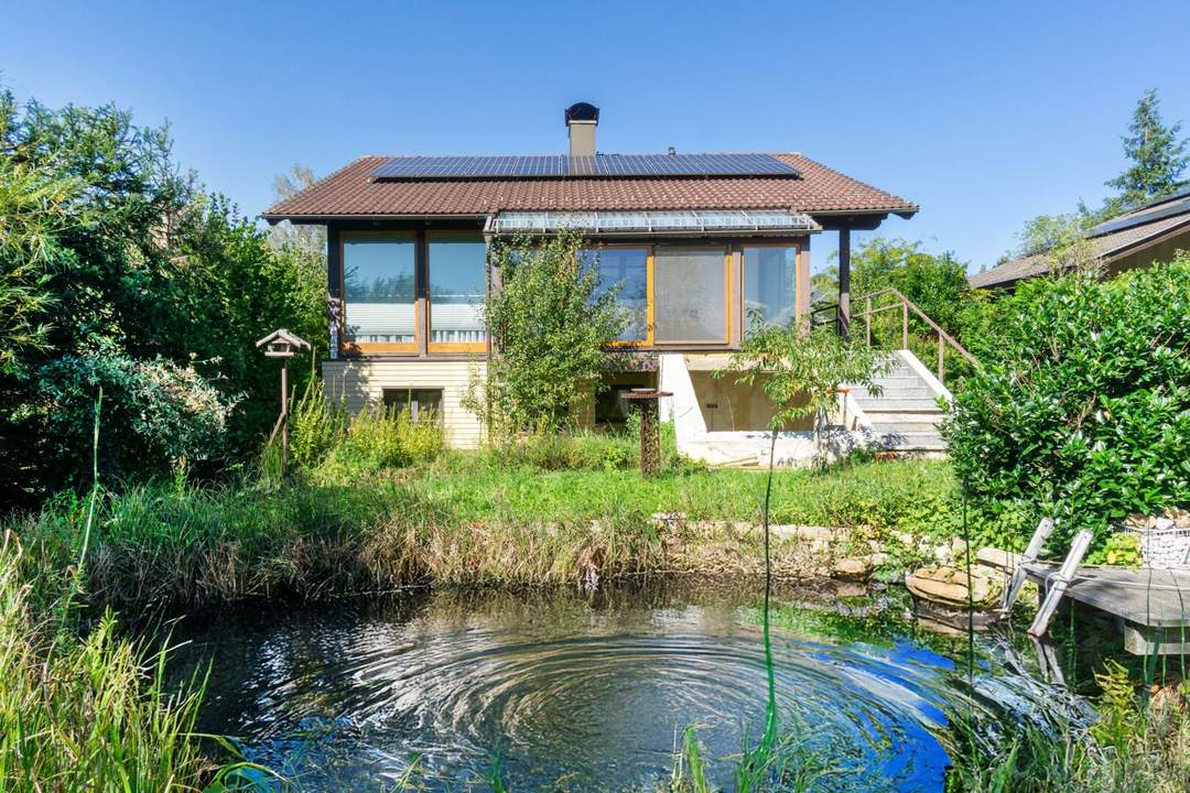 Sonnig wohnen, naturverbunden leben: Traumgarten, Schwimmteich, PV-Anlage