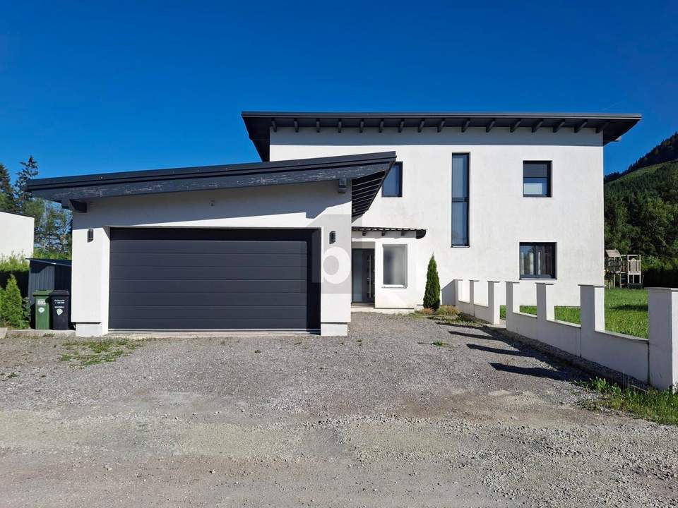EINFAMILIENHAUS MIT VIELSEITIGEM NEBENGEBÄUDE