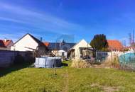 RENOVIERT - MIT UNEINSICHTIGEM GARTEN UND ZWEITEM ZUGANG