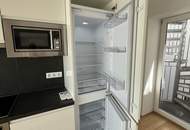 UNBEFRISTET - helle 2,5-Zimmer Dachgeschosswohnung mit Wohnküche, Schrankraum, 26 m2 Dachterrasse und Kellerabteil nahe Schönbrunn