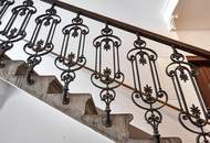 Sanierungsbedürftiger Stilaltbau mit Balkonoption!