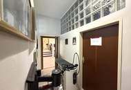 Viel barrierefreier Wohnraum, Platz für gemeinsame Werte und Indoor-Pool // Much barrier-free living-space, room for shared values, and indoor pool //