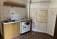 Zwei stark renovierungsbedürftige Häuser mit Garten und Garage in Mehrparteienhof in Rechnitz
