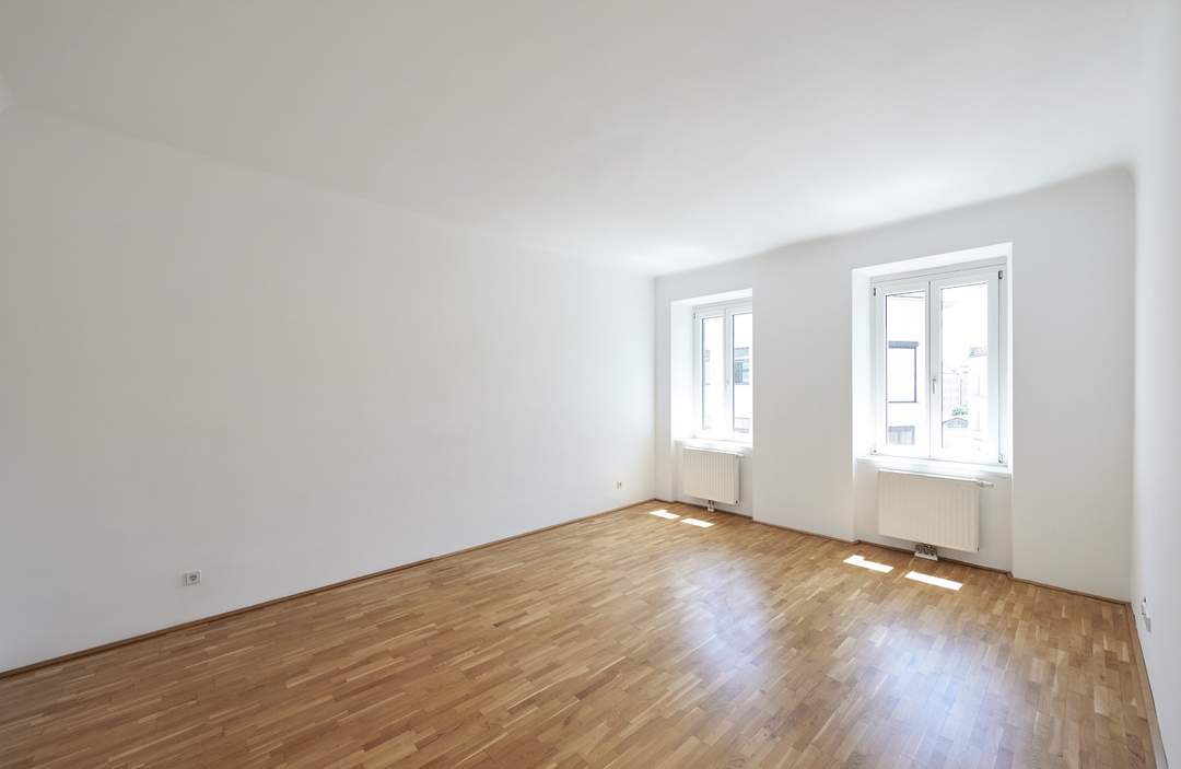 Liebevoll saniert und viel Platz! Helle 2 Zimmer Altbauwohnung in top Lage