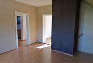 Sanierungsbedürftiges Zweifamilienhaus mit Nebengebäuden in Traumlage