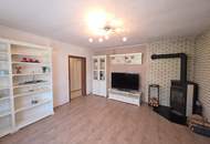 Schmuckes Häuschen mit kleinem Garten und Zufahrt