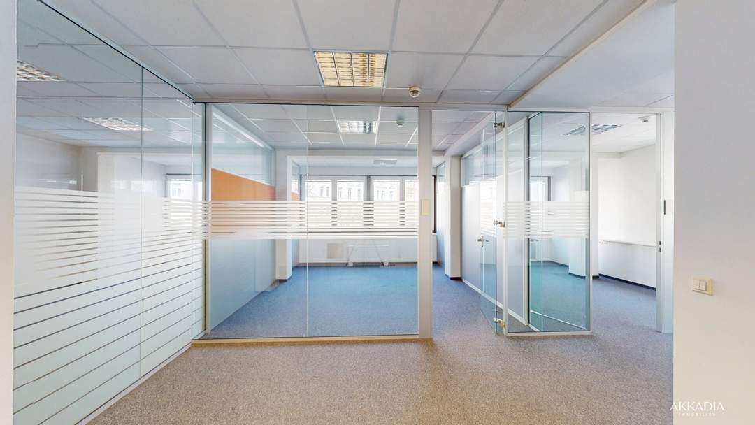 Ihr Arbeitsplatz im Zentrum: Helle Büroflächen mit Entwicklungspotenzial