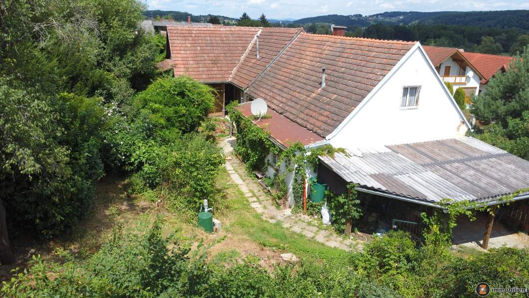 Sanierungsbedürftiges Haus mit Nebengebäude und Carport