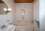 Charmantes Zweifamilienhaus mit traumhaftem Garten und Garage in Christkindl