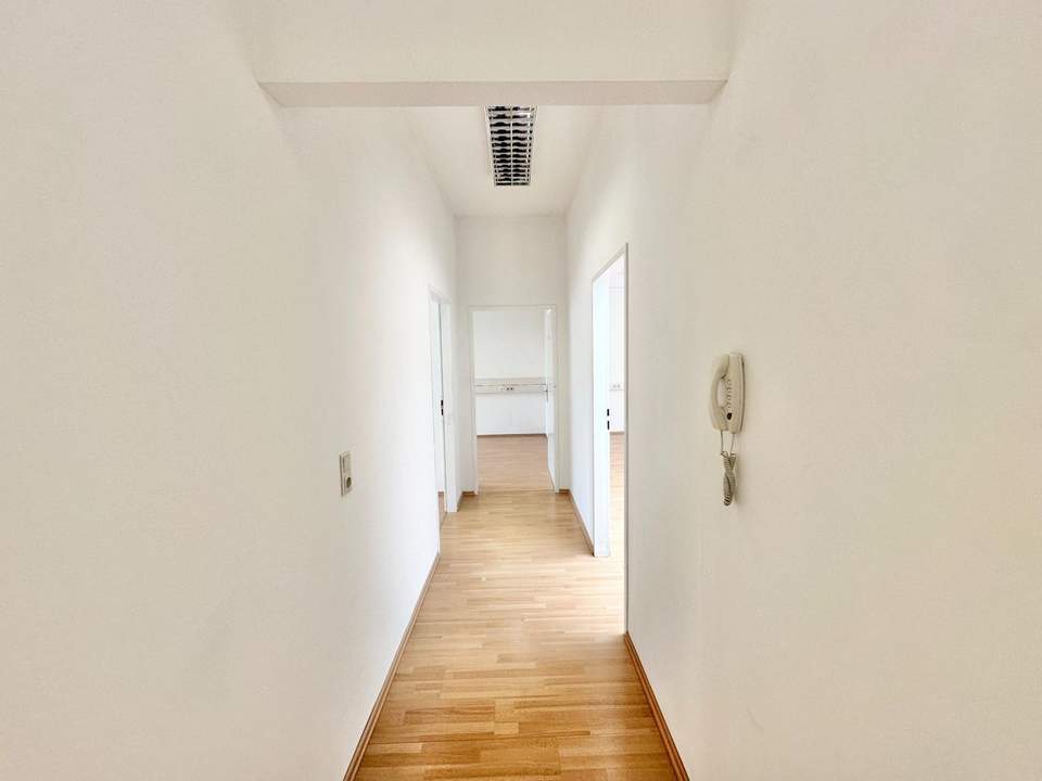 Bürofläche mit 5 Arbeitsräumen und Wartebereich – im Zentrum zu mieten!