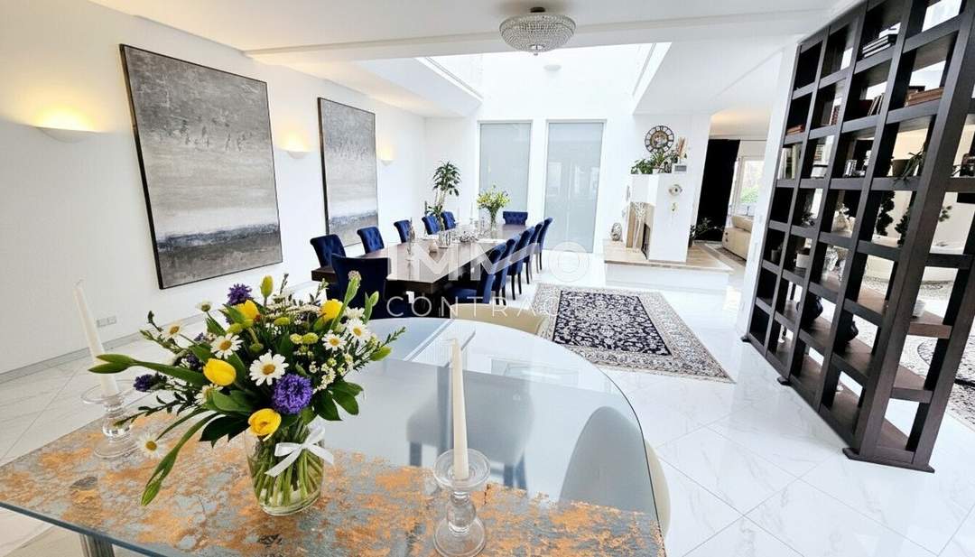 Zeitlose Architektur trifft Großzügigkeit - Designvilla mit Indoor-Pool und Einliegeroption