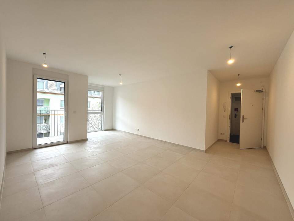 BEZUGSFERTIG: Neubau-Erstbezug mit Freifläche und Küche!