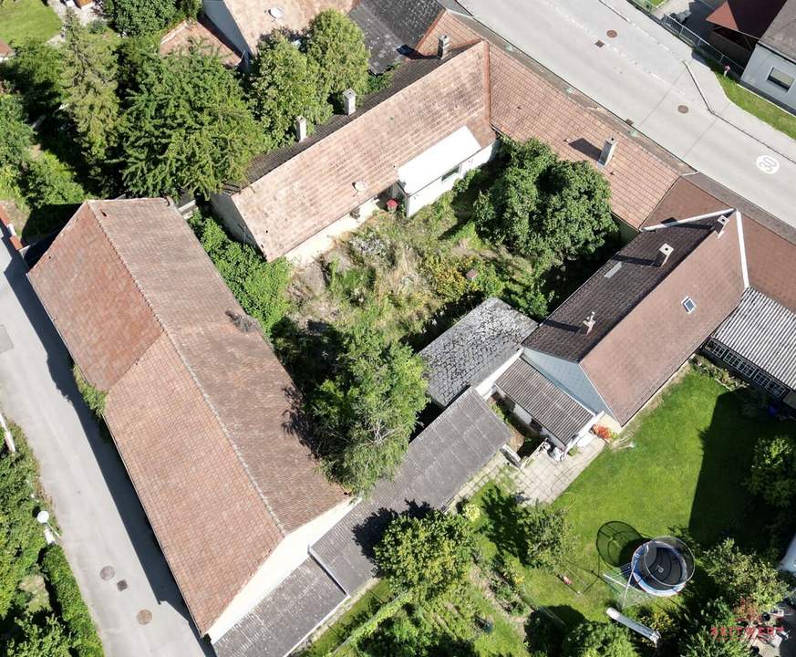 WUNDERSCHÖNER, UNEINSICHTIGER GARTEN mit BESTANDSGEBÄUDE und STADL UNWEIT von WIEN ... in absoluter Ruhelage