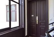 Hofseitiger 2-Zimmer-Altbau mit Balkonoption!