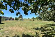 *ORTSRANDLAGE:* Wohnhaus mit sehr schönem, ebenen Garten und großzügigem Grundstück.