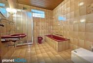 Einfamilienhaus mit Terrasse, Innenhof und großer Garage