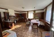 Großes Wohnhaus mit Garagen und vielen Möglichkeiten!