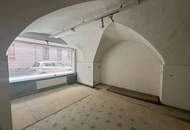 Praktischer Lagerraum mit Altbauflair und zwei Schaufenster zur Michaeligasse