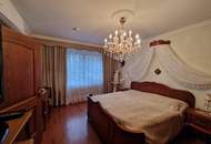 LIEBEVOLLER, SEHR GEPFLEGTER BUNGALOW SAMT NEBENGEBÄUDE MIT PARKÄHNLICHEM GARTEN IN TRAUMHAFTER WOHNLAGE MIT HERRLICHEM GRÜNBLICK DIREKT AN FELDER DER REGION ANGRENZEND