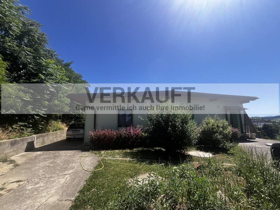 "VERKAUFT - Goßflächiges Grundstück mit 2 Bungalowbauten und herrlichem Ausblick"