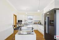 Stilvolle Villa mit gepflegtem Garten und großzügiger Garage