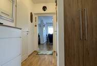 Über den Dächern von Steyr: lichtdurchflutete 3-Zimmer-Wohnung im letzten Stock mit Loggia, Tiefgarage und hochwertige Möbelablöse – stilvoll wohnen mit sonnigem Ausblick und zentraler Lage!