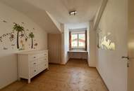 Sonnige Dachgeschosswohnung mit Kaiser & Hornblick in ruhiger zentrumsnaher Lage