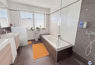 Passivhaus mit beheiztem Pool, Dachterrasse und separater Ordination – unverbaubarer Grünblick