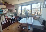 Modernes Wohnen im Holzhaus! Möblierte 3 Raumwohnung mit Balkon &amp; Carport am grünen Ortsrand!