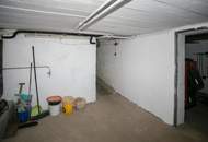 Kleines Haus mit Nebengebäude