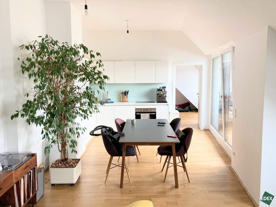 Schöne 2-Zimmer-DG-Wohnung mit Terrasse und Klimaanlage