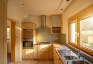 Teilsaniertes Wohnhaus mit viel Platz, Grünblick und Entwicklungspotenzial in Zentrumsnähe