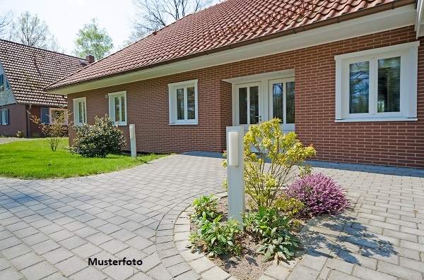 Familienfreundliches Wohnhaus mit viel Platz, Garage und Nebengebäude