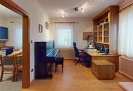 Großes Familienhaus mit Pool, 4 Garagen und extra Baugrundstück.