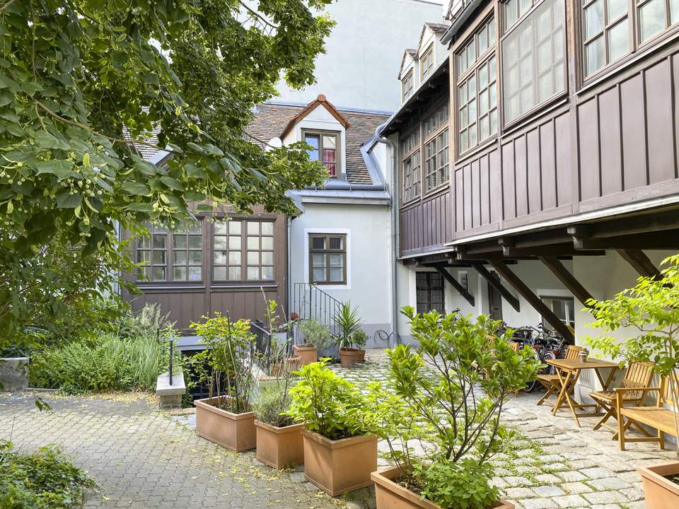 Dornbach: Einzigartige, entzückende Singlewohnung mit Haus-Charakter