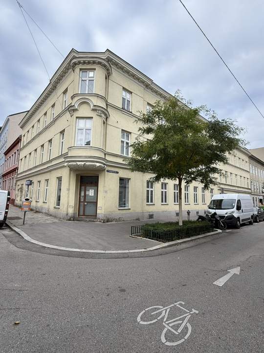 Zinshaus mit bewilligten Dachgeschossausbau (Aufstockung von ca. 900 m²)