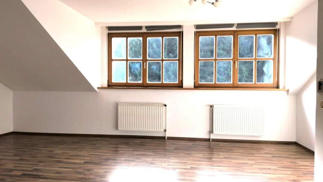 Ankommen und wohlfühlen: Stilvolle Dachgeschosswohnung mit Parkplatz