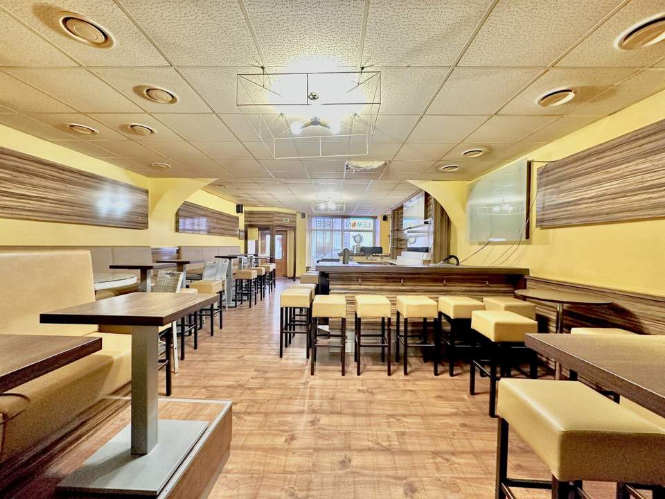 Gastroimmobilie im Zentrum | Vollausgestattete Bar | Gastgarten | Nahegelegene Parkmöglichkeiten