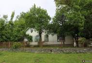 Heiligenkreuz: Sanierungsbed. Bauernhaus mit Obstbaumbestand