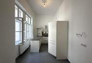 Großzügige 2-Zimmer-Altbauwohnung mit ca. 95 m² - UNBEFRISTET // Spacious 2-Room Period Apartment of approx. 95 m² - UNLIMITED RENT //