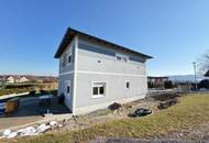 Modernes Niedrigenergiehaus in ruhiger Siedlungslage von Fürstenfeld. Durchdachte Raumaufteilung, großzügiger Garten und viel Platz!