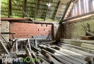 Bauland mit landwirtschaftlichem Gebäude und Altbaumbestand