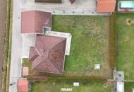 Bungalow mit großzügigem Nebengebäude, Terrasse und nachhaltiger Heiztechnik