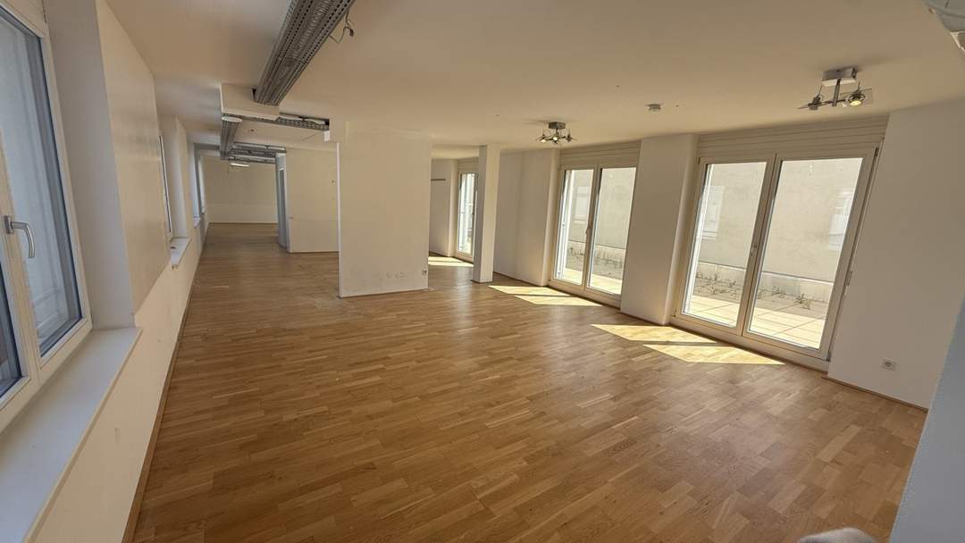 Großzügiges Büro im DG - Inklusive privater Terrasse!