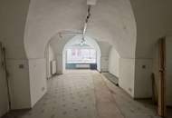 Praktischer Lagerraum mit Altbauflair und zwei Schaufenster zur Michaeligasse