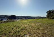 sehr sonniges und ruhiges Baugrundstück mit Bodenplatte