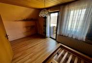 Sanierungsbedürftiges Einfamilienhaus mit Werkstatt und Carport