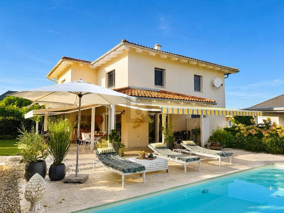 TRAUMHAFTES WOHNEN MIT POOL UND SAUNA