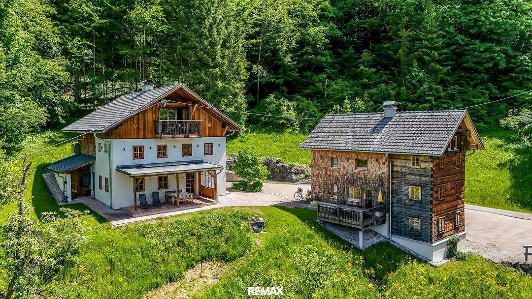 Luxuriöse Waldliegenschaft in idyllischer Lage bei Bad Goisern am Hallstättersee – Ruhe, Natur &amp; drei charmante Wohneinheiten in zwei Häusern