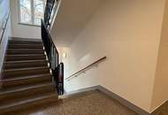 Karmeliterplatz-Charme trifft modernen Komfort – 2-Zimmer-Neubauwohnung mit Stellplatz im Innenhof.